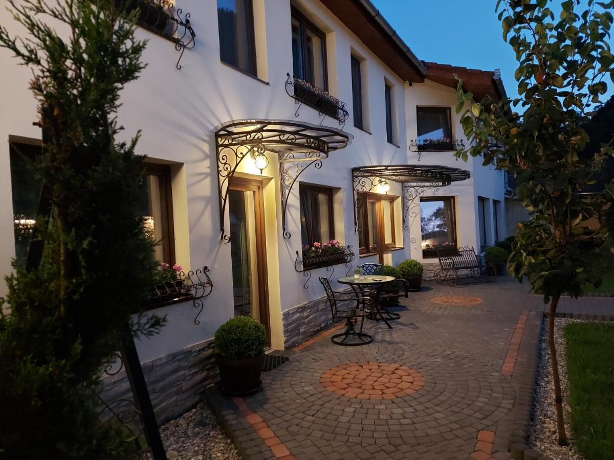 Conacul Poetilor Hotel Gura Raului Bagian luar foto